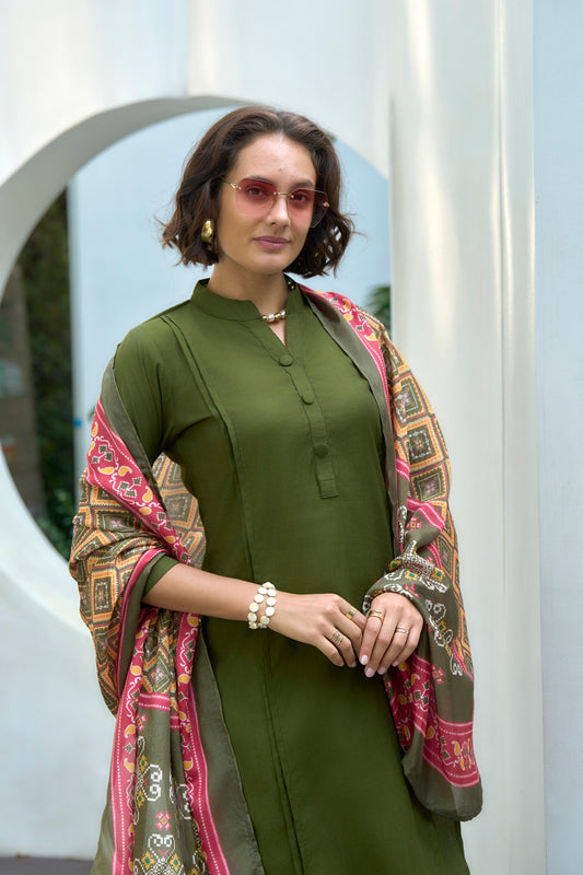 MehandiGreen Kurta Set in Vatican Fabric with Contrasting Chinnon Dupatta